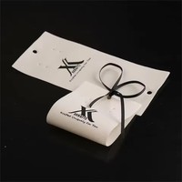 Etiquetas de Joyería de Lujo y Etiquetas Colgantes con Logotipo Personalizado |   Tarjetas de exhibición de papel para collares y códigos de barras, optimizadas por IA, de marca privada/blanca