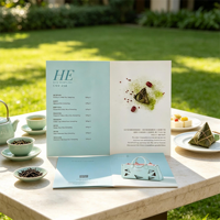 Impression de livrets promotionnels personnalisés pour hôtels de luxe sur papier couché 300 g/m² avec estampage à chaud doré et couverture souple à reliure parfaite
