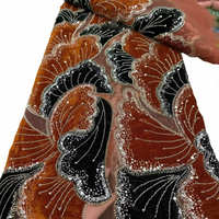 Tissu de dentelle en tulle brodé de sequins et de perles, avec grandes appliques florales en velours orange brûlé et noir, luxueux et écologique pour mariage