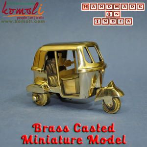 โมเดลรถตุ๊กตุ๊กทองเหลืองขนาดเล็ก งานหล่อแบบไดแคสต์ สำหรับตกแต่งบ้าน โต๊ะทำงาน ชั้นวางของ หรือของสะสมสำหรับนักสะสม - Product Image 3