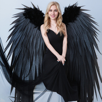 Grandes ailes d'ange en mousse noire avec garniture en plumes sur le dessus, parfaites pour les fêtes et la photographie