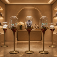 Présentoir à bijoux personnalisé avec dôme en verre et socle doré pour magasin de bijoux, vente en gros