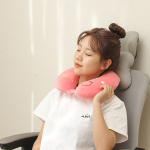 Almohada de espuma viscoelástica en forma de U con diseño bordado para viajes y siestas en la oficina. - Product Image 1