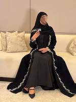 Abaya noire de luxe Hafizah avec bordure en dentelle contrastante pour femmes musulmanes - Vêtement modeste respirant pour l'Aïd