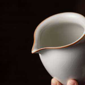 ถ้วยชาพอร์ซเลนรูปไข่สีเบจเคลือบลายแตกแบบกังฟู ยี่ห้อ Ru Kiln Fair Cup - Product Image 3