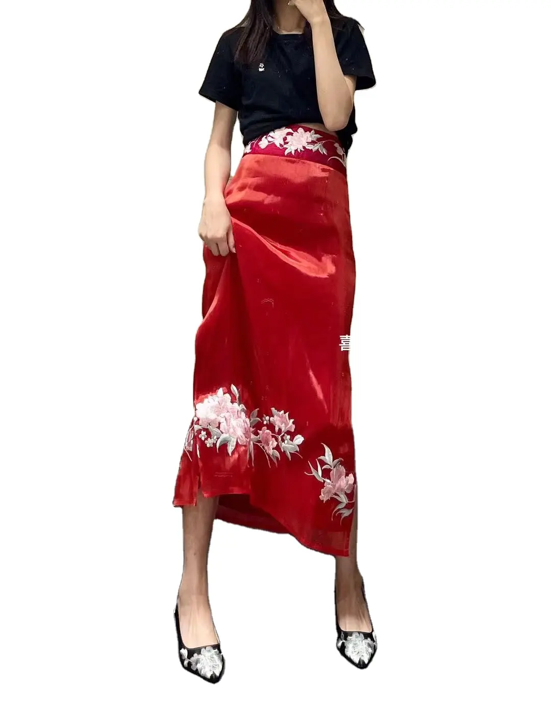 2023 नई शैली महिलाओं लंबी स्कर्ट कस्टम ओम गंध सुरुचिपूर्ण महिलाओं की लाल कढ़ाई स्कर्ट