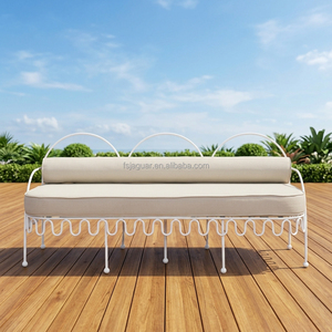 Banc <span class=keywords><strong>de</strong></span> fenêtre arqué ondulé en fer forgé avec coussin <span class=keywords><strong>de</strong></span> siège beige et longue coussinette, banquette pour véranda, villa, hôtel boutique, appartement - Product Image 4