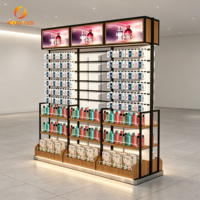 Rak pajang parfum kaca LED multi-layer dengan bingkai kayu dan logam untuk toko