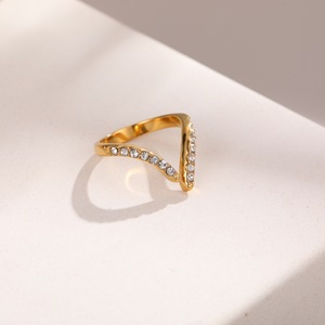 Anillo de media luna con forma de serpiente de acero inoxidable con incrustaciones de diamantes, superventas transfronterizo para mujer - anillo de dedo que no se desvanece, venta al por mayor - Product Image 4