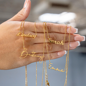 Les colliers avec nom personnalisé font des cadeaux d'anniversaire de mariage parfaits Options de police préférées Collier en acier inoxydable avec breloque avec nom délicat - Product Image 1