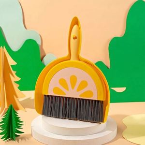 Mini kit de nettoyage de bureau : petite balayette et pelle pour enfants, bureau et cadeaux promotionnels - Product Image 2