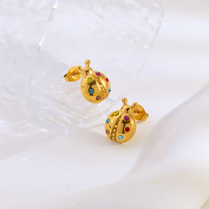 Joyería impermeable chapada en oro de 18 quilates, bonitos pendientes pequeños de mariquita coloridos, pendientes de acero inoxidable al por mayor - Product Image 4