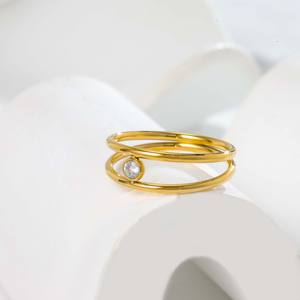 Bague unisexe en acier inoxydable plaqué or 18 carats avec triple bande entrelacée et zircon unique - Forme de bande fine, style quotidien, luxe léger et élégant - Product Image 3