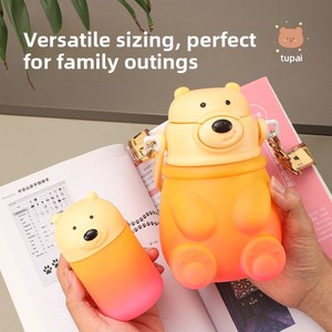 Lindo Oso, Botella de <span class=keywords><strong>Agua</strong></span> de Dibujos Animados de Gran Capacidad de 2 Piezas con Degradado de Color, Juego de Botellas de Plástico con Pegatinas 3D para Niños - Product Image 3