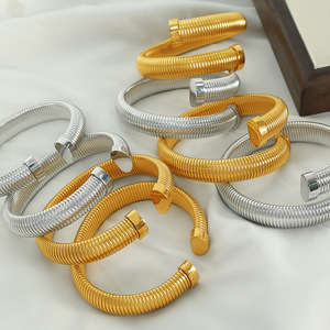 Bracelet minimaliste à rayures verticales réglable en alliage de zinc, bijoux unisexes tendance, design géométrique - Product Image 1