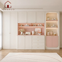 Armoire en bois moderne européenne Xingruo avec portes shaker, poignées métalliques, design autoportant au sol, grande capacité de rangement pour chambre à coucher