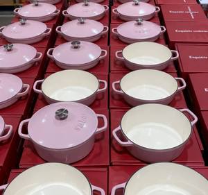 Olla de Hierro Fundido Esmaltada Rosa de 25 cm - Diseño Europeo - Para Gas e Inducción - Multiusos para Estofar, Freír y Saltear - Product Image 3