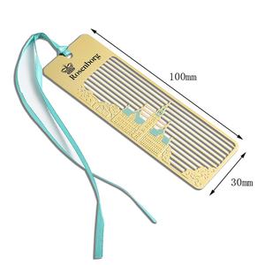 Marcapáginas de Metal Dorado Rectangular Verde con Diseño Hueco y Borla, Marca Privada - Product Image 3