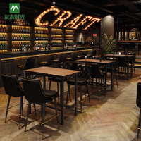 Ensemble de tables et chaises de bar commercial en gros pour restaurant, tabourets de bar rembourrés noirs, plateau en bois, structure métallique durable pour café