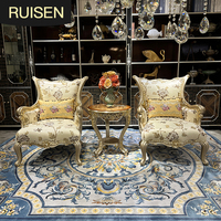 Fauteuil décontracté en bois massif sculpté, style européen, avec tissu de luxe, idéal pour balcon et villas de prestige