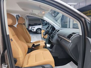 Volkswagen <span class=keywords><strong>Touran</strong></span> 1.4T SUV 5 places à traction avant avec toit ouvrant panoramique, sièges en cuir clair, <span class=keywords><strong>pneus</strong></span> R19, conduite à gauche, voitures en provenance de Chine, modèle 2013 - Product Image 6