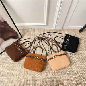 2026 Sonbahar Kış Peluş Kemerli Kadın Küçük Omuz Çantası Çapraz Askılı Çanta Retro Tote Çanta Kızlar İçin - Product Image 2