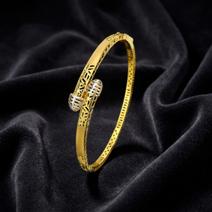 Bague contemporaine plaquée or 18 carats avec motif ajouré sculpté, accents de texture double, bijoux légers et élégants pour femmes - Product Image 2