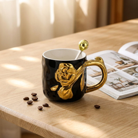 Mug Minum Keramik 15OZ Berlapis Elektroplating Motif Mawar, Cangkir Kopi Bunga Timbul Kreatif Dengan Tutup dan Sendok untuk Teh Kopi Kantor