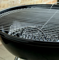 Barbecue portable Weber Traveler au charbon de bois pour le camping en plein air avec thermomètre intégré dans le couvercle