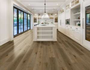 Revêtement de sol SPC finition noyer, ton foncé intense, pour usage résidentiel <span class=keywords><strong>intérieur</strong></span>, ambiance intérieure élégante et chaleureuse - Product Image 1