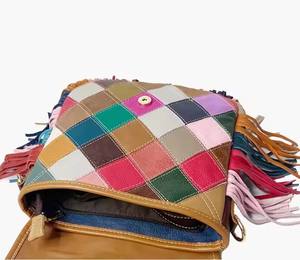 กระเป๋าสะพายไหล่หนังแท้สไตล์ชนเผ่าสำหรับผู้หญิงกระเป๋าสะพายข้างแบบเปิดปิดแบบกริดติดพู่หลากสีทำจาก PU ติดโลโก้ได้ตามต้องการสำหรับฤดูร้อนฤดูหนาว - Product Image 4