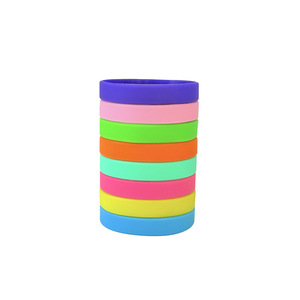 สายรัดข้อมือพีวีซีสีพื้นจาก CCH Wholesale สำหรับกิจกรรมสร้างทีมบริษัทและสายรัดข้อมือสำหรับโฆษณา - Product Image 2