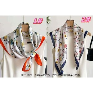 Foulard Quadrato Piccolo 70x70cm con Motivo Floreale Nascosto per Donna, Accessorio di Moda - Product Image 1