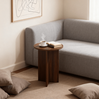 Table basse en bois durable avec plateau rond et base cintrée, ton bois brun foncé, design moderne, écologique, organique et minimaliste