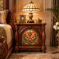 Lit de chambre à coucher royal haut de gamme, style bois massif sculpté, panneaux décoratifs colorés pour chambre de luxe dans une grande maison