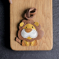 Porte-clés et breloque de sac en cuir de chèvre fait main, style rétro, motif lion de dessin animé, avec applique multicouche et détails cousus, pendentif de voiture à suspendre au rétroviseur