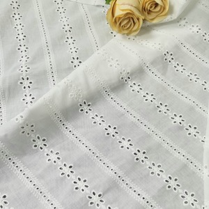 Tela de Encaje Bordado de Algodón Jacquard Floral Geométrico 9088, Color Blanco Suave para Camisetas y Vestidos de Novia - Product Image 4