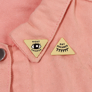 Fábrica Atacado Lapela Pin Triângulo Geométrico One-eye Acessórios Quirky Cílios Emblema De Metal Personalizado Esmalte Pinos - Product Image 5