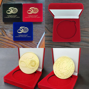 Gepersonaliseerde luxe opbergdoos voor challenge coins, blauw zwart rood, 40 mm fluweel, met logo - Product Image 6