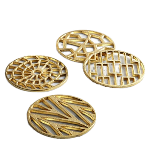 Juego de 4 posavasos de metal con acabado de latón redondo resistente para uso en oficina, el juego de posavasos de metal más barato para uso en cafeterías y restaurantes - Product Image 1