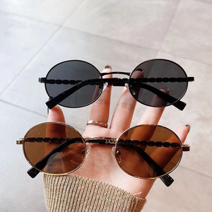 Lunettes de soleil ovales Qianai pour femmes, monture dorée, verres PC, protection UV 100%, tendance, pour sorties et fêtes - Product Image 4