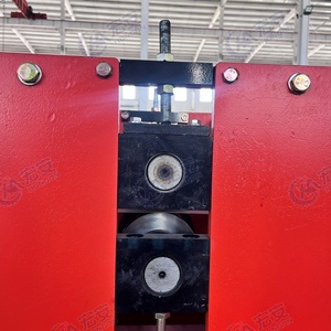 เครื่องกัดกรอบประตูโปรไฟล์อะลูมิเนียมสแตนเลสควบคุมด้วย PLC อัตโนมัติเต็มรูปแบบ พร้อมมอเตอร์แบริ่งสำหรับงานหนัก 11.1 กิโลวัตต์ 380 โวลต์ - Product Image 2