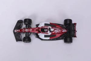 Burago 1:43 <span class=keywords><strong>2022</strong></span> <span class=keywords><strong>F1</strong></span> voiture de course Alfa Romeo C42 (avec casque) modèle de voiture en alliage de simulation 24 #77 # - Product Image 3