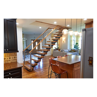 Escalier flottant sur mesure avec supports en acier, marches en chêne fumé, main courante en laiton, balustrade en corde, style nautique
