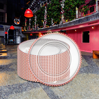 Assiettes de présentation rondes personnalisées en acrylique transparent écologique, style moderne et luxueux, pour décoration de mariage et de table.