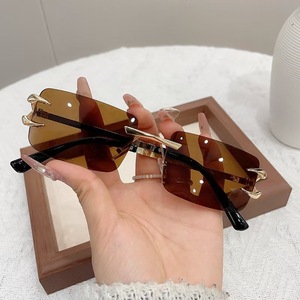 Gafas de Sol Unisex sin Montura, Cuadradas, Simples, de Aleación Dorada, con Protección UV400, Estilo Moderno - Product Image 4