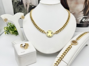 Ensemble de bijoux de portrait inspirés par des créateurs pour femmes Boucles d'oreilles et bracelet en diamant avec lettres en acier inoxydable plaqué or