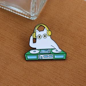 Insignia única con temática musical. Forma de gato con un <span class=keywords><strong>Funky</strong></span> DJ Vibe. Perfecto para el uso diario de personas modernas y amantes de las fiestas. - Product Image 3