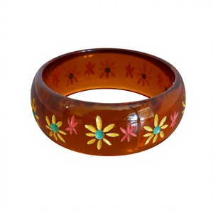 Brazalete de Resina Acrílica Tallada con Diseño Geométrico Vintage, Joyería de Resina Amarilla Hecha a Mano, Accesorio de Moda Unisex Único y Elegante - Product Image 2