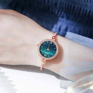 Montre pour femme à l'esprit scintillant de Noël, bracelet minimaliste compact, étanche, quartz - Product Image 5